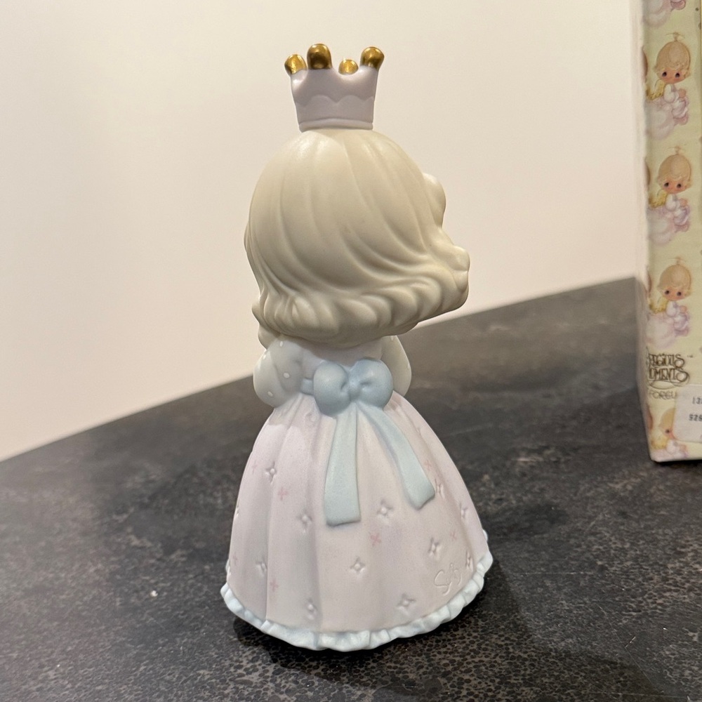 Precious Moments Royal Pair with Gold Crowns - Picture 6 of 8